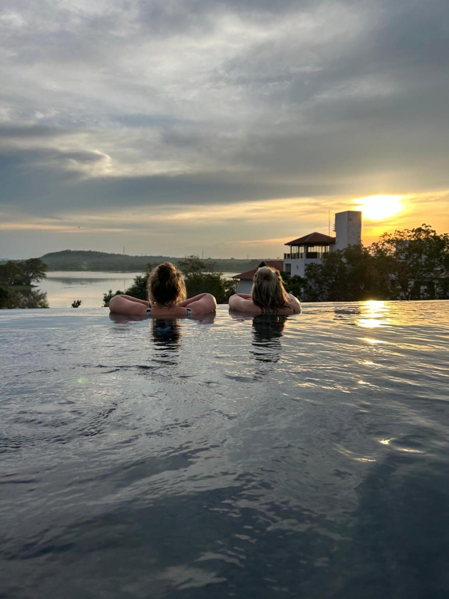 Sundown Lake Hotel & Spa Хабарана Экстерьер фото